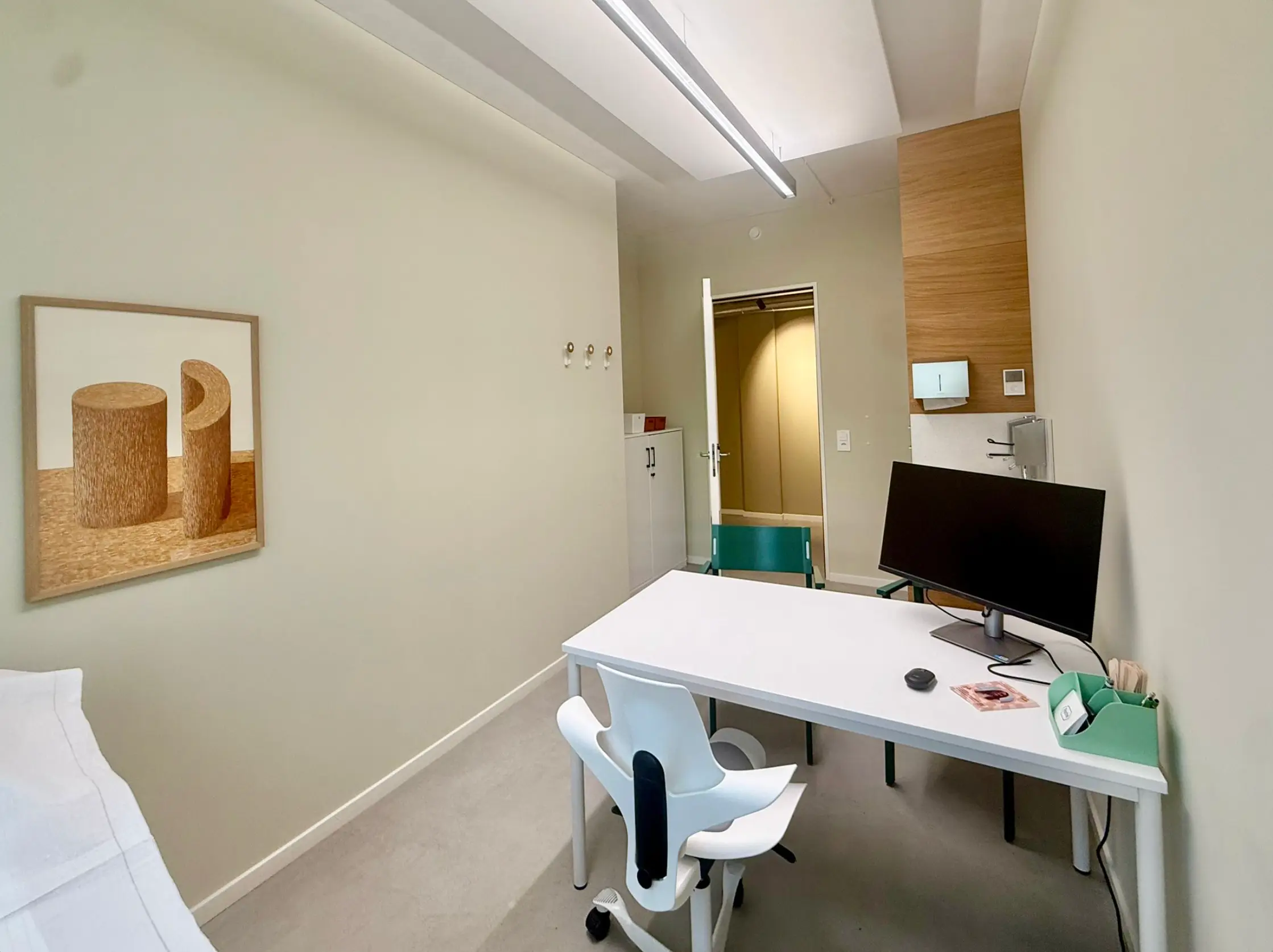 Sprechzimmer der Arztpraxis Dr. Mosquera